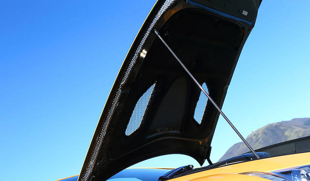 <strong>Lexus LFA Nurburgring Package｜レクサス LFA ニュルブルクリンク パッケージ</strong><br />エンジンフードももちろんCFRP製