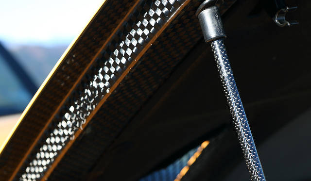 <strong>Lexus LFA Nurburgring Package｜レクサス LFA ニュルブルクリンク パッケージ</strong><br />フードを支えるバーもCFRP製だ