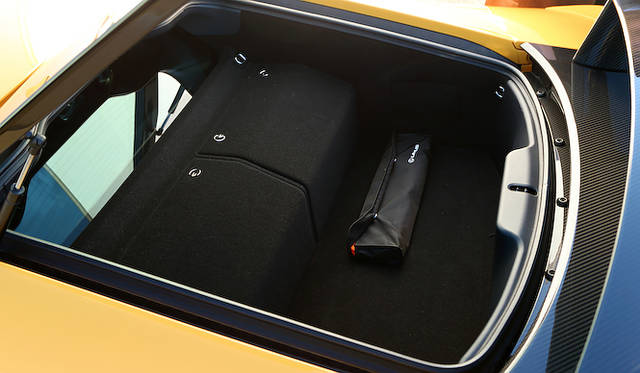 <strong>Lexus LFA Nurburgring Package｜レクサス LFA ニュルブルクリンク パッケージ</strong><br />ラゲッジ容量は最小限