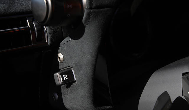 <strong>Lexus LFA Nurburgring Package｜レクサス LFA ニュルブルクリンク パッケージ</strong><br />リバース選択用のスイッチはハンドルの向こう側　メーターのおさまるユニットの左横につく　両パドルを引いてニュートラルを選択したあとに、このスイッチの操作でリバースにはいる