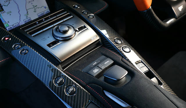 <strong>Lexus LFA Nurburgring Package｜レクサス LFA ニュルブルクリンク パッケージ</strong><br />マークレビンソンのサラウンドサウンドシステムやリモートタッチなど、快適装備の揃え方は現在のレクサスと共通だ