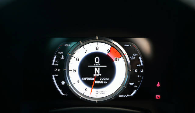 <strong>Lexus LFA Nurburgring Package｜レクサス LFA ニュルブルクリンク パッケージ</strong><br />スポーツモード時は液晶メーターが、白色の背景に変わり、8,000rpmが12時の位置にくる