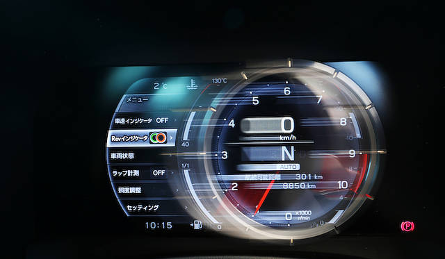 <strong>Lexus LFA Nurburgring Package｜レクサス LFA ニュルブルクリンク パッケージ</strong><br />情報表示、設定の際などは、リング状のメーターが移動する