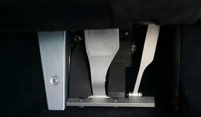 <strong>Lexus LFA Nurburgring Package｜レクサス LFA ニュルブルクリンク パッケージ</strong><br />専用のアルミ製ペダル