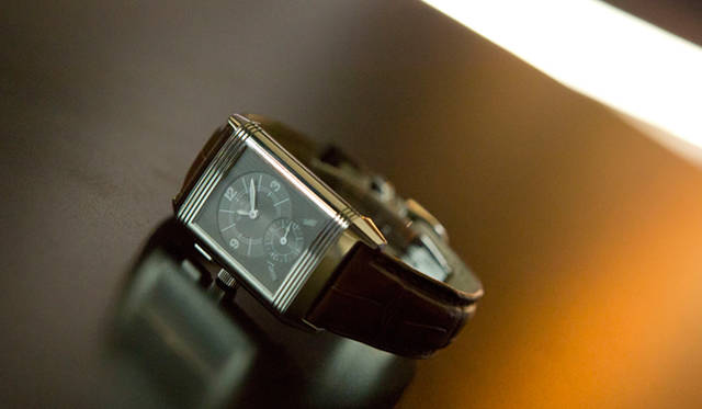 <strong>My Own Watch｜エジナルド・ベルトーリさん</strong>　ブラックダイヤルの裏面にはイタリア時間を表示