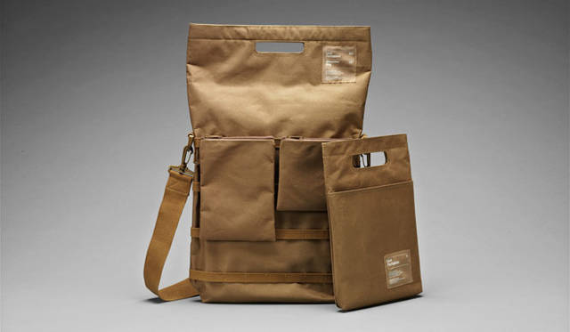 <strong>Unit Portables｜ユニット・ポータブルズ</strong>　ショルダーバッグ1万2800円、iPadバッグ5800円