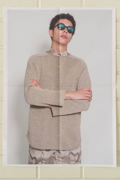 <strong>DISCOVERED｜ディスカバード</strong>　2013春夏コレクション　ROLL COLLAR KNIT2万1000円、SLEEP CHECK SHIRT2万3200円、SLEEP CHECK PANTS2万7300円、LIFE NACKLACE5250円、BLANC GLASS（Blanc×DISCOVERED）2万3100円