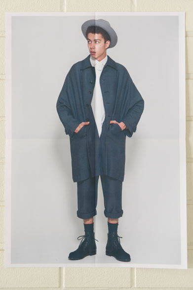 <strong>DISCOVERED｜ディスカバード</strong>　2013春夏コレクション　TENT COAT5万400円、NORMAL SHIRT1万7850円、LOOSE TYPE PANTS2万5200円、MOUNTAIN HAT1万500円、SOCKS2940円、6HOLL BOOTS4万6200円