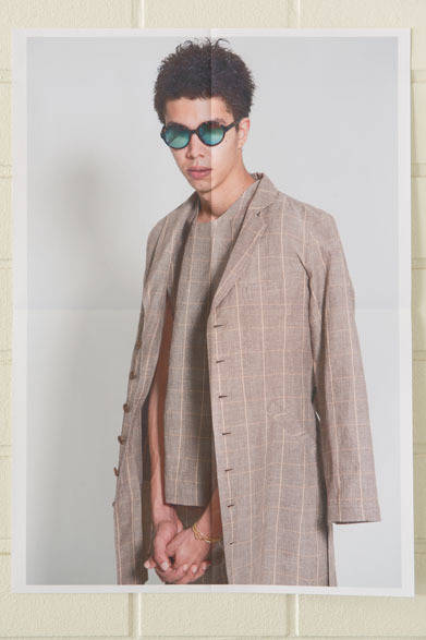 <strong>DISCOVERED｜ディスカバード</strong>　2013春夏コレクション　GLEN CHECK JACKET4万8300円、GLEN CHECK VEST2万2050円、GLEN CHECK SHORTS2万2890円、CHAIN BANGLE2万1000円、BLANC GLASS（Blanc×DISCOVERED）2万3100円