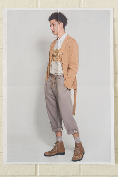 <strong>DISCOVERED｜ディスカバード</strong>　2013春夏コレクション　ALL OUT STTITCH KNIT3万4440円、LOOSE TYPE PANTS2万5200円、6HOLL BOOTS4万6200円