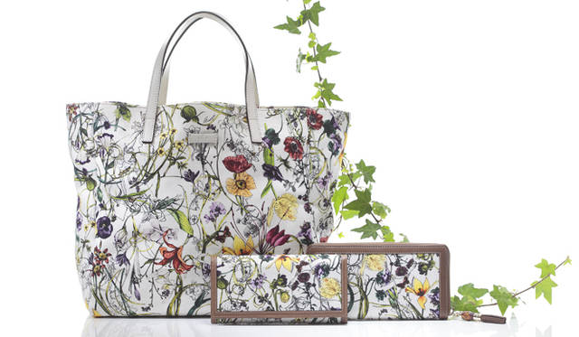 <strong>GUCCI｜グッチ</strong>　左／トートバッグ [W42×H29×D15cm] 5万8800円　手前／メンズウォレット 5万8800円　右／ウィメンズウォレット 6万1950円