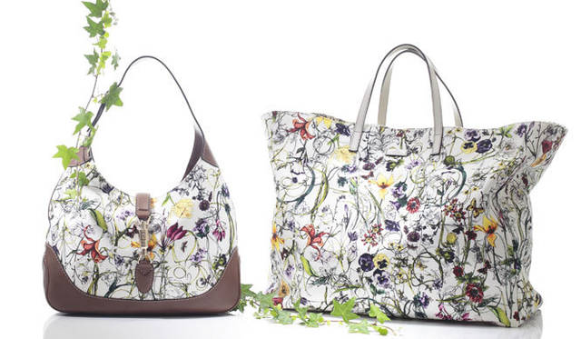 <strong>GUCCI｜グッチ</strong>　左／ハンドバッグ [W33×H22×D7cm] 13万9650円　右／トートバッグ [W60×H38×D19cm] 7万1400円