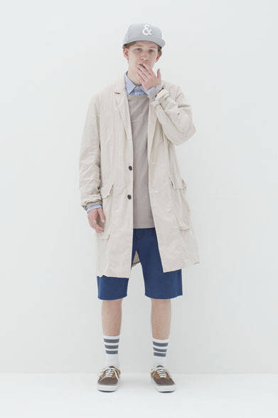 <strong>BLACK & BLUE｜ブラック アンド ブルー</strong>　2013春夏コレクション　コート4万5150円、プルオーバー1万9950円、パンツ2万3100円、キャップ9450円