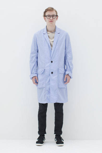 <strong>BLACK & BLUE｜ブラック アンド ブルー</strong>　2013春夏コレクション　コート4万5150円、パンツ2万2050円