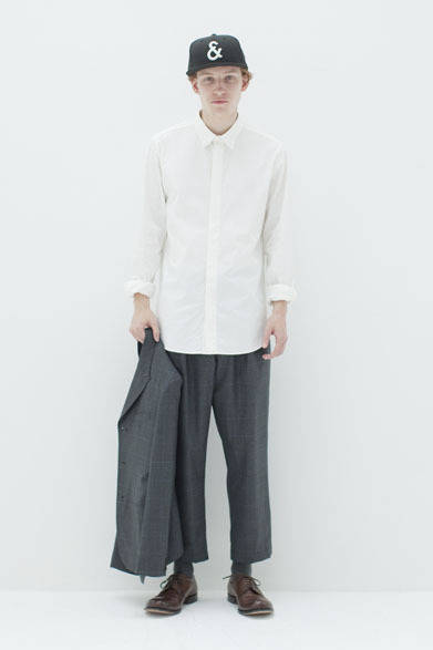 <strong>BLACK & BLUE｜ブラック アンド ブルー</strong>　2013春夏コレクション　シャツ2万6250円、パンツ3万450円、ジャケット6万6150円、キャップ9450円