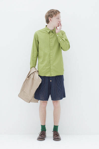 <strong>BLACK & BLUE｜ブラック アンド ブルー</strong>　2013春夏コレクション　シャツ2万6250円、パンツ3万5175円