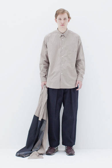 <strong>BLACK & BLUE｜ブラック アンド ブルー</strong>　2013春夏コレクション　シャツ2万4675円、パンツ2万5200円、ストール1万6800円