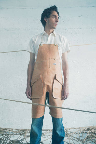 <strong>BiceSter｜ビスタ</strong>　2013春夏コレクション　シャツ1万7850円、デニム2万4150円、レザーエプロン4万2000円