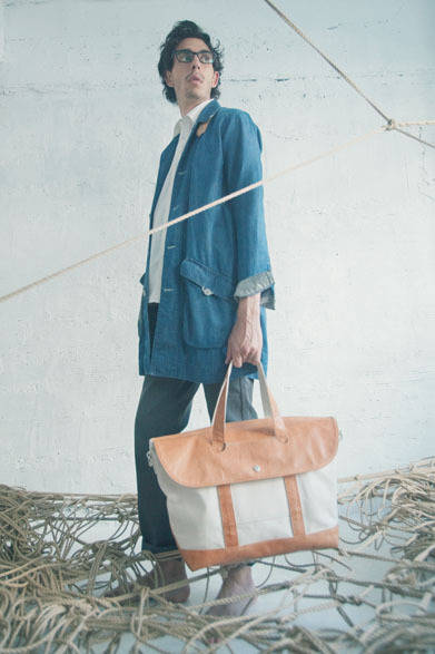 <strong>BiceSter｜ビスタ</strong>　2013春夏コレクション　アウター3万2550円、シャツ1万8900円、パンツ2万4150円、バッグ4万5150円