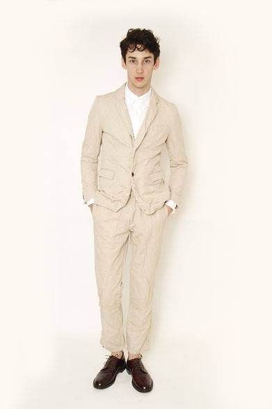 <strong>MINOTAUR｜ミノトール</strong>　2013春夏コレクション　Gather Linen 2B Jacket 4万2000円、Oxford BD Shirts 1万6800円、Gather Linen Slacks 2万6775円