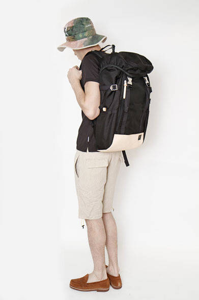<strong>MINOTAUR｜ミノトール</strong>　2013春夏コレクション　JAXA VENTILE SAFARI HAT 1万2600円、Ezipt Giza S/S T-shirts 9975円、PC Ruck Sack 4万7775円、GATHER LINEN SHORTS 2万4675円