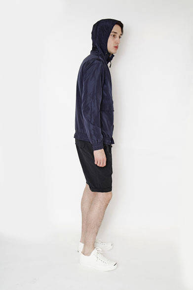 <strong>MINOTAUR｜ミノトール</strong>　2013春夏コレクション　Jaxa Reversible Deck Jacket 2万5725円、Wrinkles Shorts 2万3625円