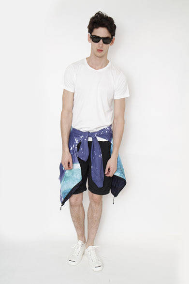 <strong>MINOTAUR｜ミノトール</strong>　2013春夏コレクション　EZIPT GIZA CREW TEE 7875円、Jaxa Reversible Deck Jacket 2万5725円、Wrinkles Shorts 2万3625円