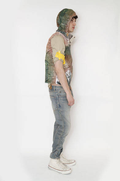 <strong>MINOTAUR｜ミノトール</strong>　2013春夏コレクション　JAXA VENTILE SAFARI VEST 3万6750円、SAFARI SHIRTS 1万7850円、Gather 5P Denim (Grunge) 3万6750円