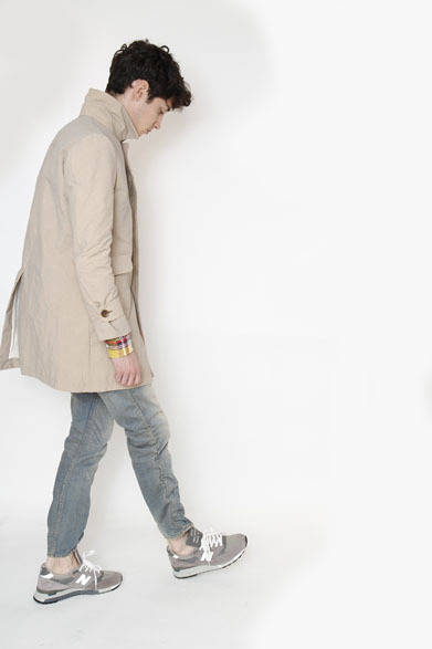 <strong>MINOTAUR｜ミノトール</strong>　2013春夏コレクション　Wrinkles Coat 4万9875円、LINEN CHECK B/D SHIRTS 1万8900円、Gather 5P Denim (Grunge) 3万6750円