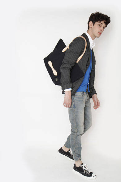 <strong>MINOTAUR｜ミノトール</strong>　2013春夏コレクション　Gather Pinstripe 2B Jacket 3万9900円、Oxford BD Shirts 1万6800円、GRADATION BUTTON CARDIGAN 1万4700円、Gather 5P Denim (Grunge) 3万6750円、Wrinkles PC Tote 2万9925円