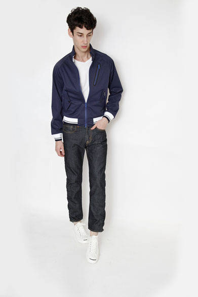 <strong>MINOTAUR｜ミノトール</strong>　2013春夏コレクション　Poli-Flex 3Layer M-9 Jacket 4万9875円、Ezipt Giza S/S T-shirts 9975円、Gather 5P Denim (1Wash) 2万3625円