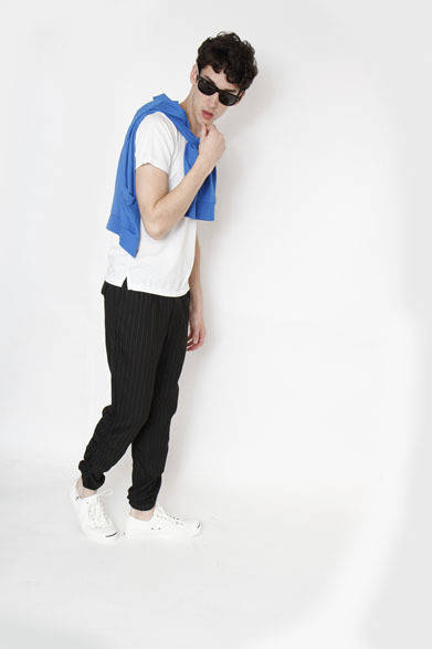 <strong>MINOTAUR｜ミノトール</strong>　2013春夏コレクション　GRADATION BUTTON CARDIGA N1万4700円、Ezipt Giza S/S T-shirts 9975円、Gather Pinstripe Slacks 2万5725円