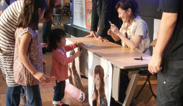 <strong>戸田恵子｜歌にドラマに観劇に、充実の2012年後半を振り返る</strong>　集まってくださったお客さまと直接お話しする楽しいひと時