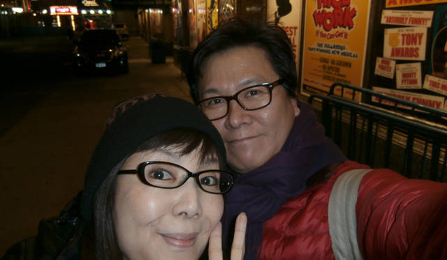 <strong>戸田恵子｜歌にドラマに観劇に、充実の2012年後半を振り返る</strong>　今年も三ツ矢雄二さんと一緒に食べて、寝て、飲んで、観るだけの贅沢ニューヨーク、ブロードウェイ三昧ができて幸せでございました！