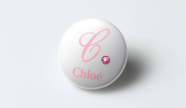 <strong>Chloé｜クロエ</strong>　「クロエ ピンク」レザーブレスレット購入者には「クロエ ピンク」賛同の証としてオリジナルバッチがプレゼントされる