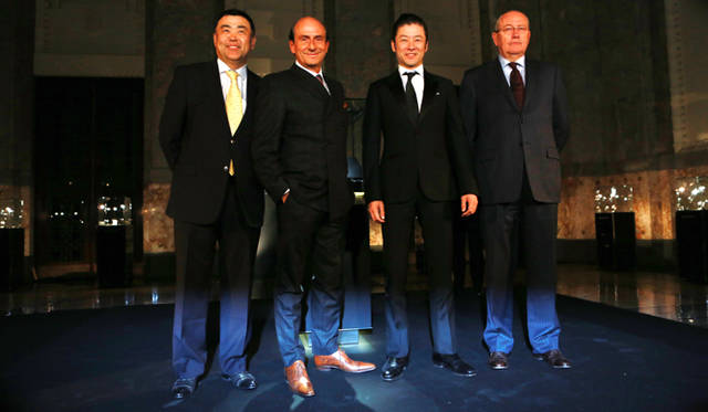 <strong>Richard Mille｜リシャール・ミル</strong>　左からリシャールミルジャパン代表取締役の川崎圭太氏、リシャール・ミル氏、浅野忠信氏