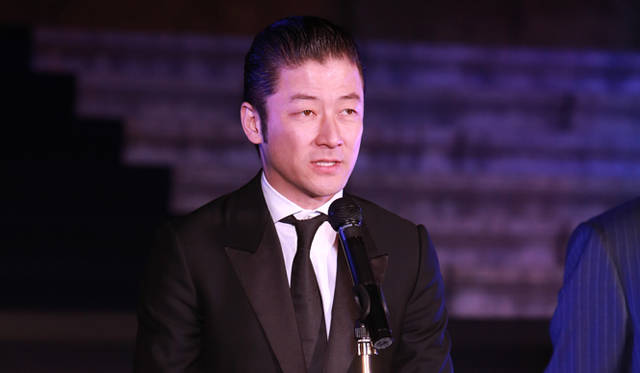 <strong>Richard Mille｜リシャール・ミル</strong>　「Musée RICHARD MILLE」開催に寄せて祝辞を述べる浅野忠信氏