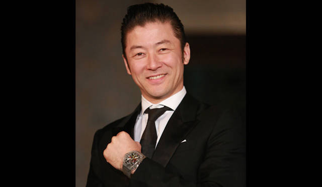 <strong>Richard Mille｜リシャール・ミル</strong>　「RM056」を装着し、ご満悦の浅野忠信氏
