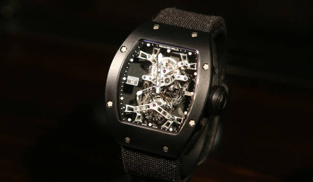 <strong>Richard Mille｜リシャール・ミル</strong>　「RM027 トゥールビヨン ラファエル・ナダル」。テニスプレイヤー、ラファエル・ナダル氏と共同開発した限定モデル。カーボンコンポジットのケーシを採用し50本限定で販売された（販売終了）