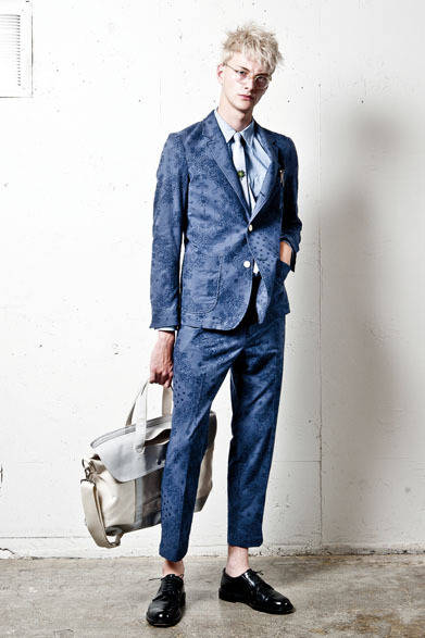 <strong>Pester｜ペスター</strong>　2013春夏コレクション　ジャケット5万4600円、シャツ2万1000円、トラウザーズ2万5200円、ネクタイ8190円、ピンバッヂ6300円