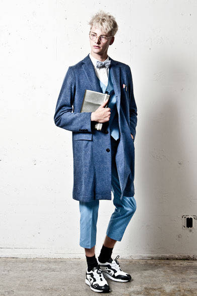 <strong>Pester｜ペスター</strong>　2013春夏コレクション　コート6万900円、ベスト2万6250円、シャツ2万1000円、スラックス2万5200円、ボウタイ8190円