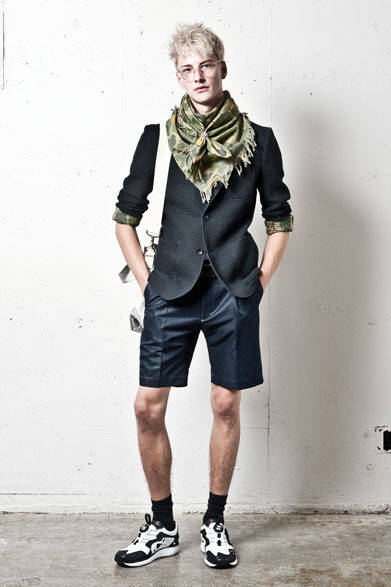 <strong>Pester｜ペスター</strong>　2013春夏コレクション　ジャケット5万400円、ショーツ1万9950円、ストール7350円