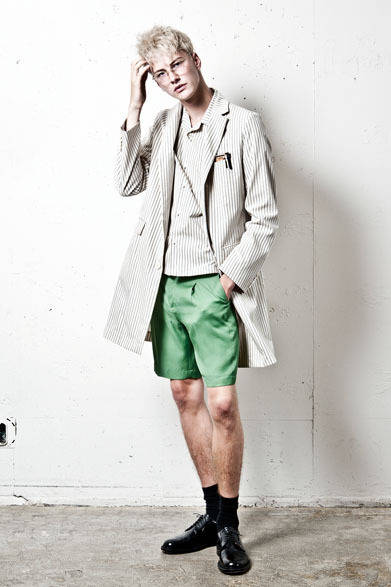 <strong>Pester｜ペスター</strong>　2013春夏コレクション　コート5万400円、　シャツ1万5750円、ショーツ1万9950円
