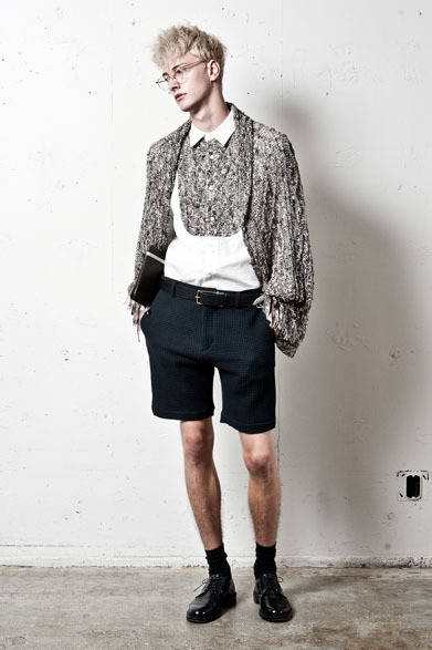 <strong>Pester｜ペスター</strong>　2013春夏コレクション　シャツ2万5200円、ショーツ2万1000円、ストール1万8900円