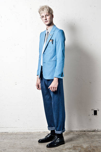 <strong>Pester｜ペスター</strong>　2013春夏コレクション　ジャケット6万900円、シャツ1万8900円、イージーパンツ2万6250円、ネクタイ8190円、ピンバッヂ6300円