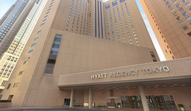 <strong>HYATT REGENCY TOKYO｜ハイアット リージェンシー 東京</strong>　ホテル外観。アクセスに便利な新宿新都心にありながら、緑豊かで四季折々の眺めが楽しめる新宿中央公園に面した静かな場所に位置する「ハイアット リージェンシー 東京」は、日本初のハイアットホテルとして開業。以前は「センチュリーハイアット東京」の名で親しまれてきた伝統のあるラグジュアリーホテルである。