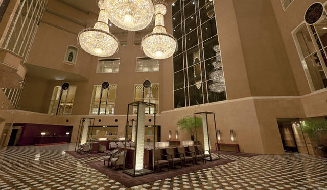 <strong>HYATT REGENCY TOKYO｜ハイアット リージェンシー 東京</strong>　ホテル1階エントランス。快適なステイだけでなく、ミシュランの星を獲得したフレンチレストラン「キュイジーヌ ミッシェル・トロワグロ」をはじめ、日本料理「佳香」、中国料理「翡翠宮」、バー「オードヴィー」など、多彩なレストランやバーも魅力である。