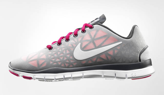 <strong>NIKE｜ナイキ</strong>　ウィメンズ ナイキ フリー TR フィット 3万9450円<br />マルチトレーニングシューズ「NIKE FREE TR FIT 3」はジムトレーニングに最適の一足。ソールの進化によりグリップ性が向上、フレキシブルな動きに対応しながら足をしっかり支えてくれる。アッパーには耐久性が高いサポートパーツの上に通気性と軽量性に優れたメッシュ素材を採用。必要な部分をサポートしながら、足のあたりが少ない設計を実現する。カラーはブラック、ストラータグレー、サミットホワイト、ダイナミックピンクをベースにした全4色が揃う。