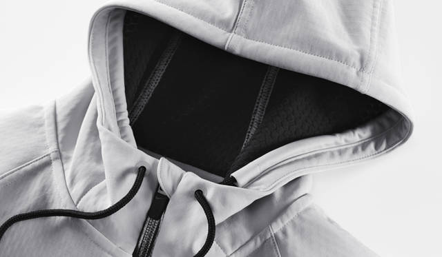 <strong>NIKE｜ナイキ</strong>　ウィメンズ ナイキスフィア オールタイム エリート フルジップ フーディ　1万2600円<br />スフィア素材を使用したフーディ「ウィメンズ ナイキスフィア オールタイム エリート フルジップ フーディ」ではナイキ スフィア サーマルという3D構造の起毛素材を搭載。身体と服のあいだに空気を入れることで、暖かさと快適な着心地を実現する。カラーはブラック、ストレータグレーの2色が展開される。