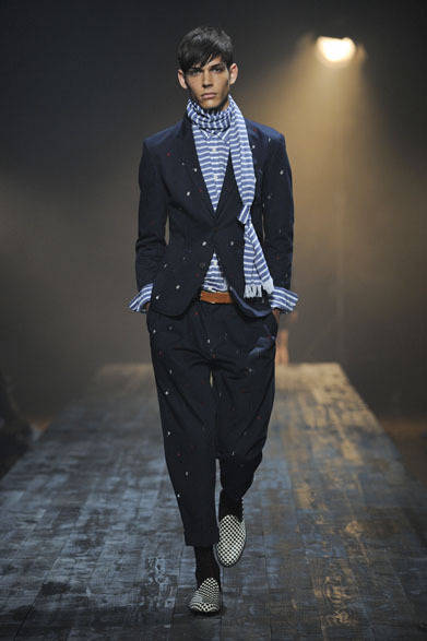 <strong>FACTOTUM｜ファクトタム</strong>　2013春夏コレクション　刺繍ジャケット5万7750円、刺繍パンツ3万4650円